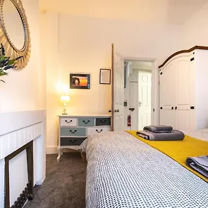 Holiday home 5-bedroom Kings House With Garden L Spacious L Close To The Centre L Shops L Restaurants, Bournemouth